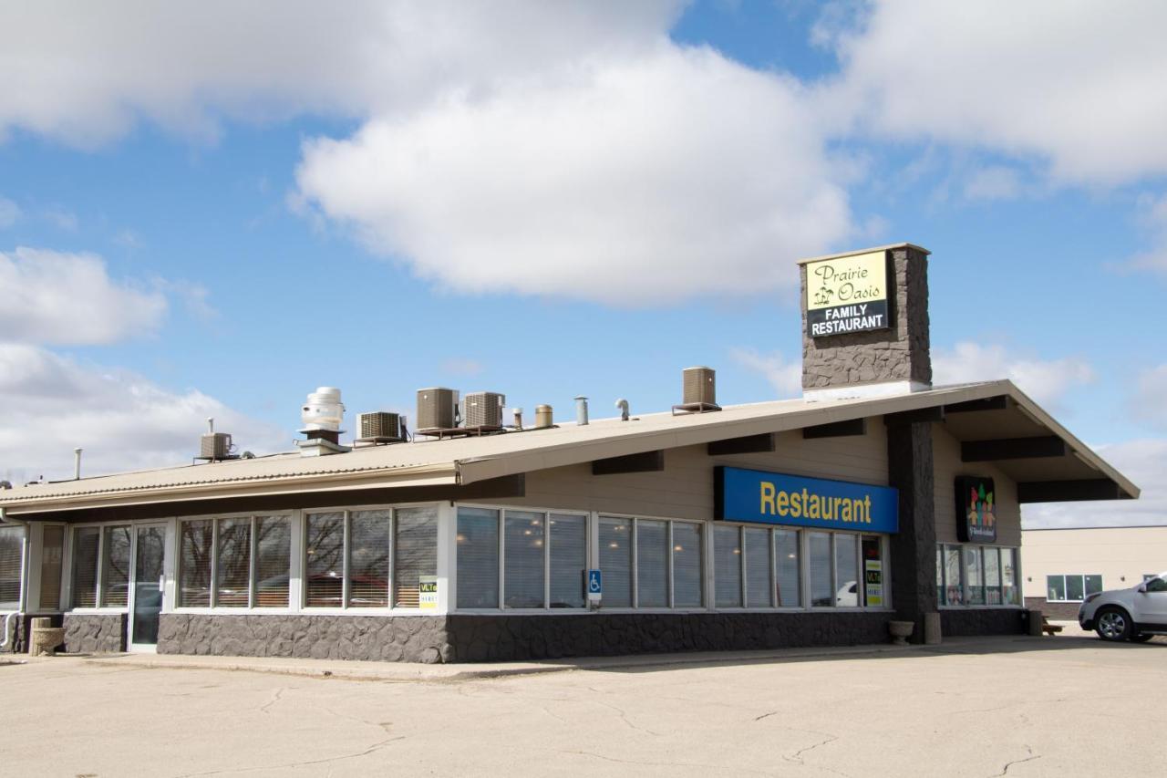 Prairie Oasis Tourist Complex Motel Moose Jaw Bagian luar foto