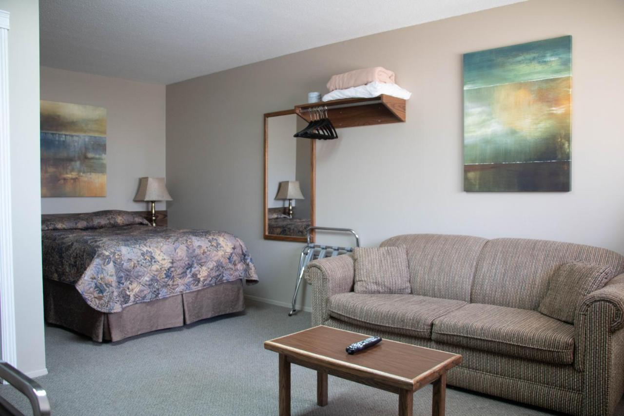 Prairie Oasis Tourist Complex Motel Moose Jaw Bagian luar foto